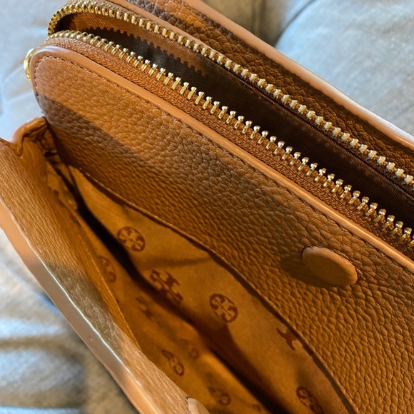 Tory Burch Tan Pebbled Leather Crossbody Bag & Matching Zip Around Wallet Set - Picture 10 of 16